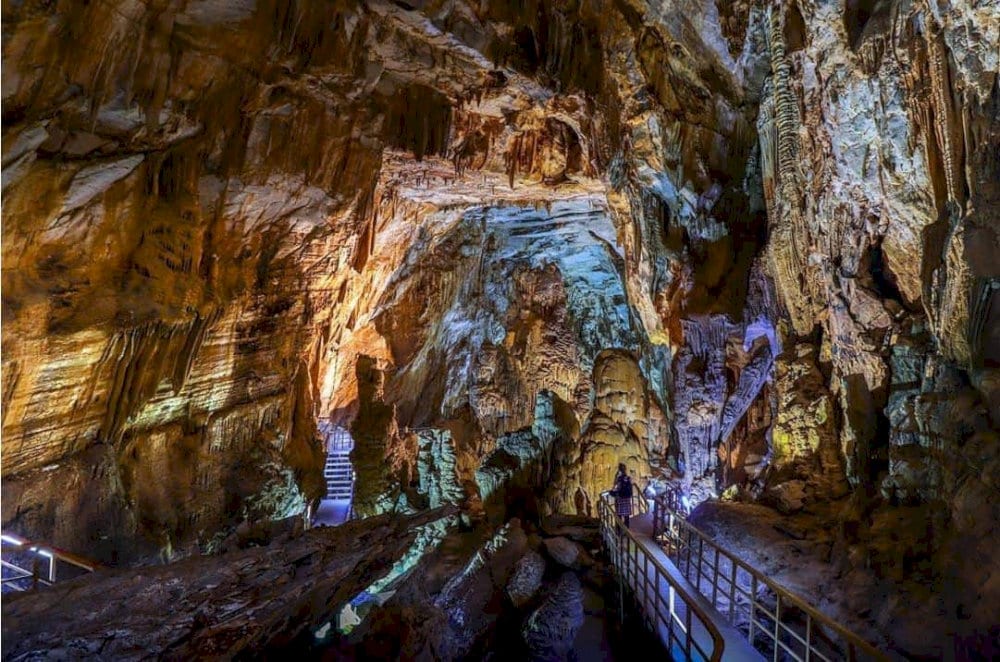 When touched by light, the elegant shapes turn the cave into a majestic “stone palace”